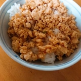 細かく仕上がる鶏そぼろ丼